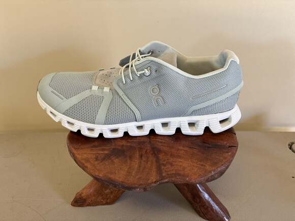 On Shoes - 9.5 On Cloud 5 Women's Running Shoes in Glacier/Surf